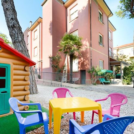 Hotel Flora Capri Чезенатико Екстериор снимка