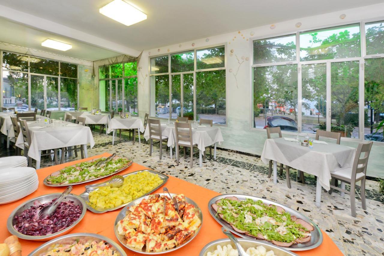 Hotel Flora Capri Чезенатико Екстериор снимка