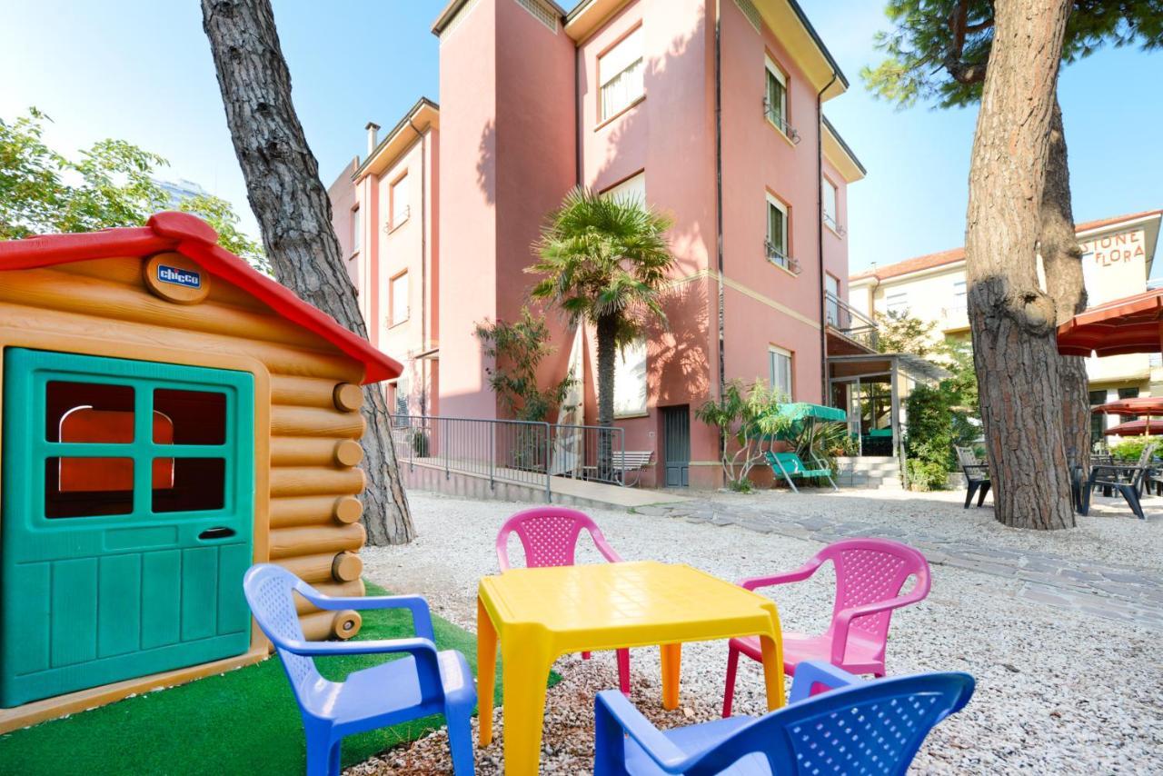 Hotel Flora Capri Чезенатико Екстериор снимка