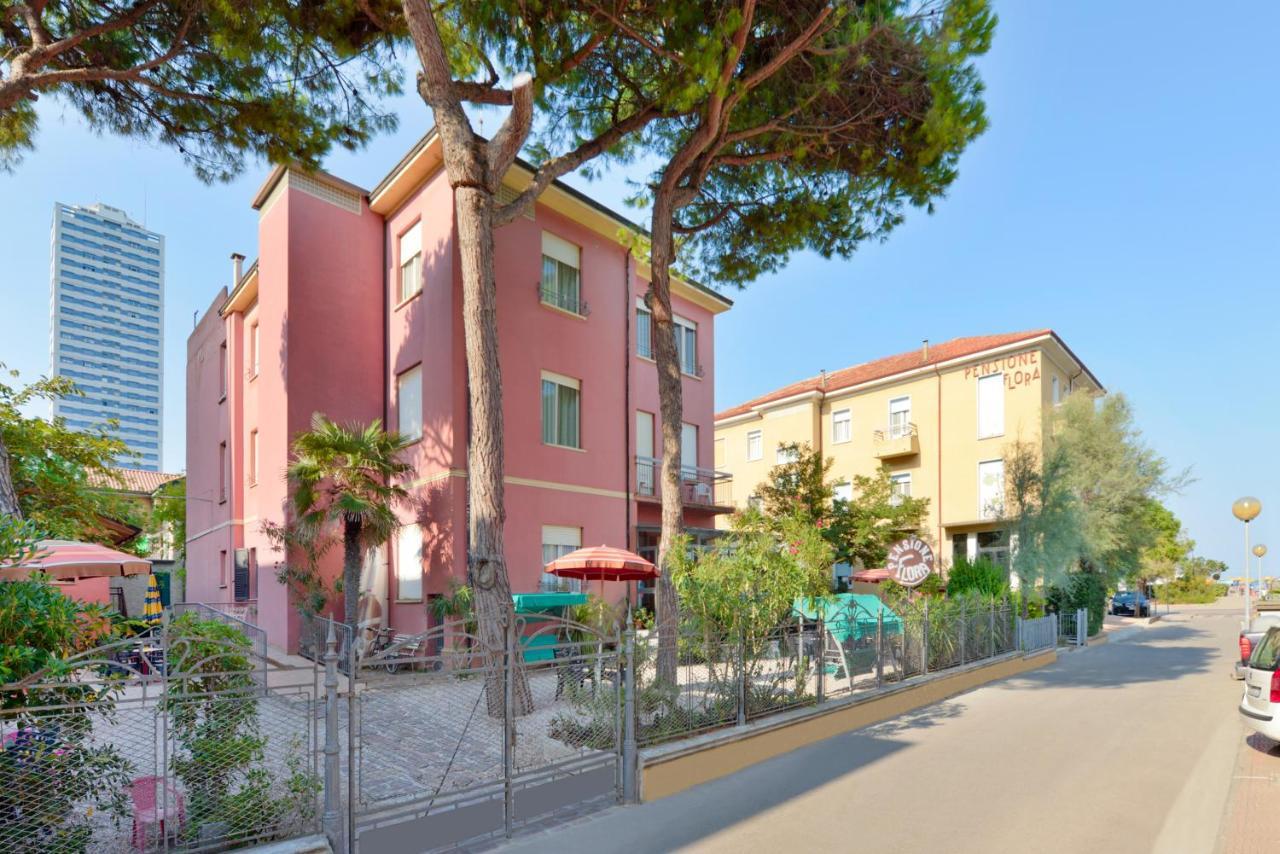 Hotel Flora Capri Чезенатико Екстериор снимка