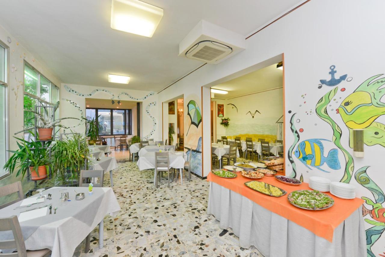 Hotel Flora Capri Чезенатико Екстериор снимка